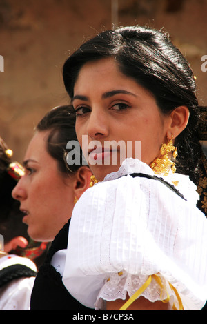 Danseuse aux yeux fiers de danser dans un groupe avec des costumes historiques dans la ville de Caceres, Espagne, l'Estrémadure, Caceres Banque D'Images