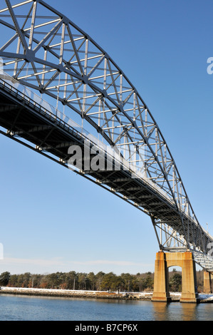 Pont au-dessus de Cape Cod Canal montrant les poutres en acier et de fermes et de pylônes en béton Banque D'Images