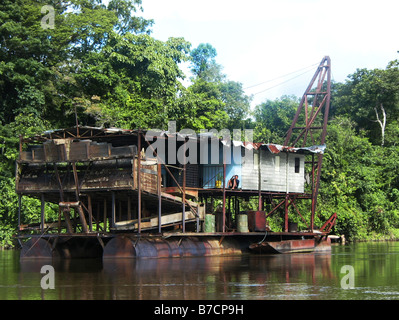 Bateau de dragage d'or dans la rivière Marowijne, Suriname, Marowijne Banque D'Images