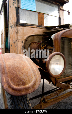 Camion Ford 1920 rouille avec une cabine en bois Banque D'Images