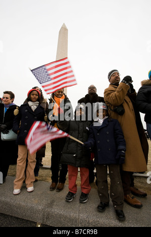 Une famille afro-américains agitent des drapeaux devant le Monument de Washington au cours de l'investiture présidentielle de Barack Obama Banque D'Images