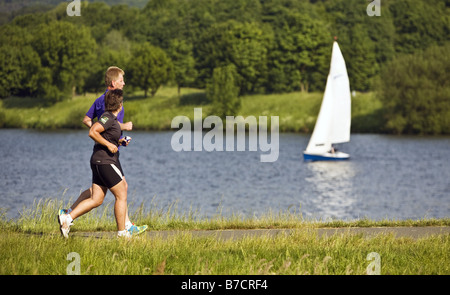 Les coureurs à l'avant d'un bateau à voile sur le lac, de stockage Kemnade Allemagne, Rhénanie du Nord-Westphalie, Ruhr, Witten Banque D'Images