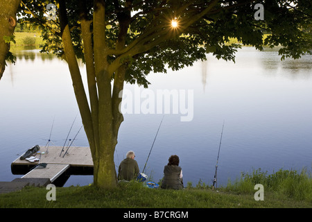 Au pêcheur Kemnader Stausee au coucher du soleil, de l'Allemagne, en Rhénanie du Nord-Westphalie, Ruhr, Witten Banque D'Images