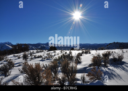 Le coucher de soleil dans les montagnes Banque D'Images