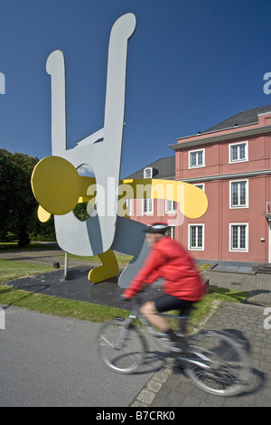 Dans frjnt cycliste de l'œuvre d'art à proximité de la galerie de Ludwig au château d'Oberhausen en Allemagne du Nord, Kaisergarten, Rhine-West Banque D'Images