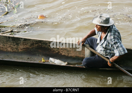 Homme dans un bateau pirogue sur le Rio San Juan au Nicaragua, Nicaragua, Rio San Juan Banque D'Images