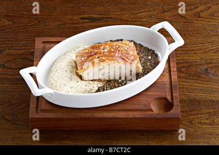 Flan de porc avec purée et lentilles du Puy Banque D'Images