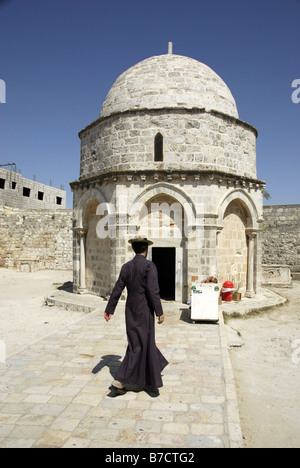 Prêtre à rocher de l'Ascension de Jésus Christ sur le Mont des Oliviers à Jérusalem, Israël Banque D'Images