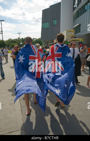 Fans de cricket australien portant des drapeaux australiens arrivant à la MCG pour le Boxing Day annuel match de cricket d'essai Banque D'Images