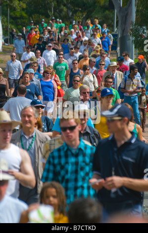 Fans de cricket australien arrivant à la MCG pour le Boxing Day annuel match de cricket d'essai Banque D'Images