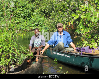 Phil Harwood avec ses pêcheurs congolais guide sur l'itinéraire par satellite de la jungle sur la rivière Luapula, République démocratique du Congo Banque D'Images