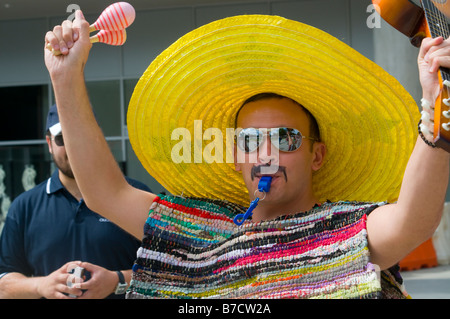 Un fan de cricket australien coiffé d'un sombrero et agitant maracas arrivant à la MCG pour le test annuel Boxing Day Banque D'Images