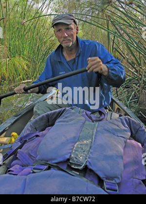 Close up of Phil Harwood canoë à travers les marais de papyrus sur la rivière Luapula inférieur d'un affluent du Congo en République démocratique Banque D'Images