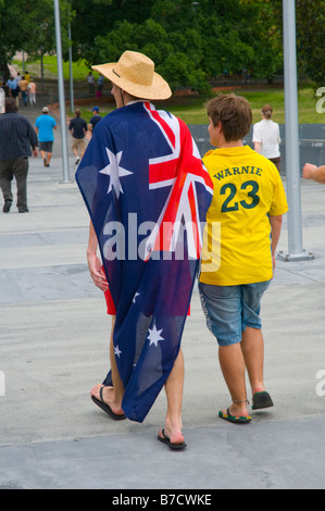 Fans de cricket australien arrivant à la MCG pour le Boxing Day annuel match de cricket d'essai Banque D'Images