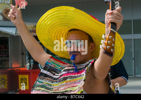 Un fan de cricket australien coiffé d'un sombrero et agitant maracas arrivant à la MCG pour le test annuel Boxing Day Banque D'Images