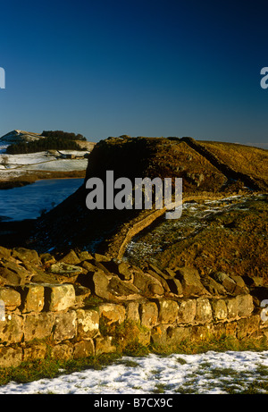 Crag Lough en hiver, mur d'Hadrien, vu de Steel Rigg près de deux fois brassé, Parc National de Northumberland Banque D'Images