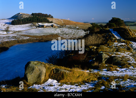 Crag Lough en hiver sur mur d'Hadrien, Parc National de Northumberland, près de l'usine de Bardon, Northumberland Banque D'Images