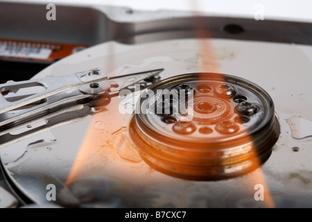 L'orange des flammes qui s'éteint d'un disque dur de l'ordinateur d'ouverts Banque D'Images