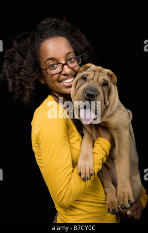 Une jeune femme avec son Shar-Pei, studio shot Banque D'Images