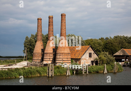 Limekilns utilisée pour faire de la chaux à partir de coquillages broyés sur la gauche de photo Zuiderzeemuseum Enkhuizen Pays-Bas Banque D'Images