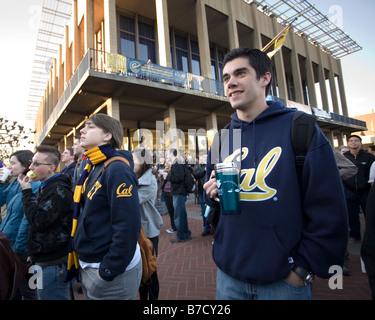 Université de Californie à Berkeley, Cal, les étudiants watch Barack Obama's inauguration sur le jumbotron de Sproul Plaza. Banque D'Images