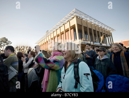 Une foule d'étudiants, professeurs, membres du personnel et les résidents des communautés avoisinantes regarder l'investiture de Barack Obama. Banque D'Images