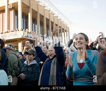 Une foule émotionnelle célèbre l'investiture de Barack Obama à l'Université de Californie à Berkeley campus. Banque D'Images