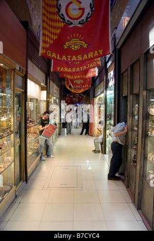 Drapeaux de Galatasaray dans le Grand Bazar, Istanbul, Turquie Banque D'Images