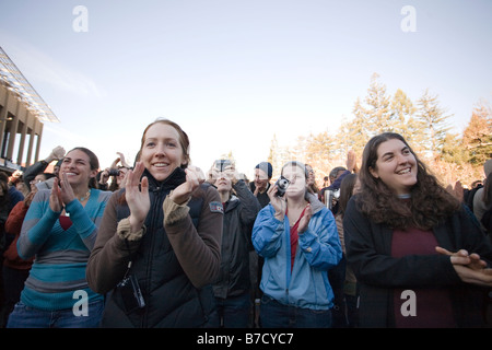 Une foule d'étudiants, professeurs, membres du personnel et les résidents des communautés avoisinantes regarder l'investiture de Barack Obama. Banque D'Images