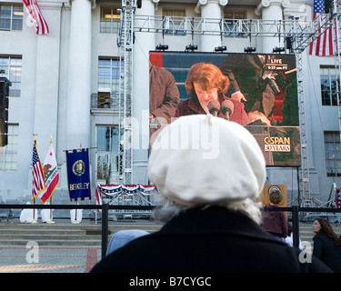 Une femme âgée watches le sénateur Diane Feinstein's mot de bienvenue 2009 au cours de l'investiture de Barack Obama. Banque D'Images
