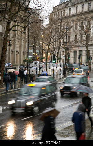 L'heure d'hiver sur St Martins Lane, Londres, Angleterre Banque D'Images