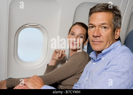 Un couple assis dans un avion Banque D'Images