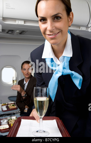 Un préposé de vol au service de champagne Banque D'Images