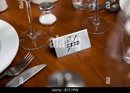 D'interdiction de fumer sur une table à manger Banque D'Images