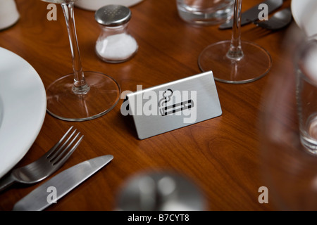 Signe de fumer sur une table à manger Banque D'Images