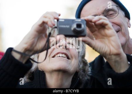 Un couple prend des photos de l'inauguration d'Obama à l'Université de Californie à Berkeley. Banque D'Images