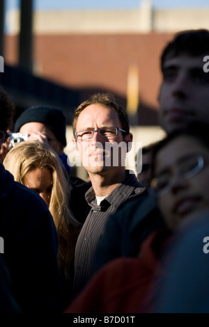 Un homme regarde Barack Obama's inauguration sur le jumbotron à l'Université de Californie à Berkeley. Banque D'Images