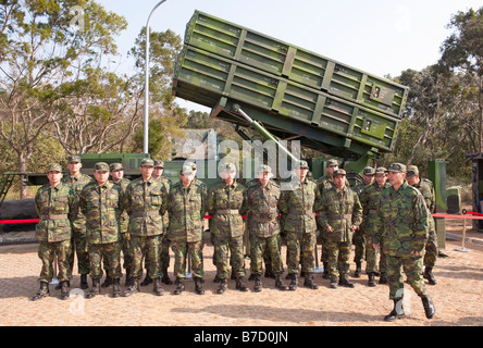 Portrait de groupe de soldats debout devant un Tien Kung SAM, Sky Bow 1, lanceur de missiles surface-air, Taichung, Taiwan Banque D'Images