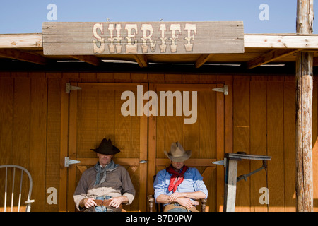 Deux cowboys assis à l'extérieur du bureau du shérif Banque D'Images