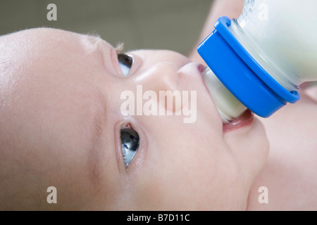 Un bébé de boire une bouteille Banque D'Images