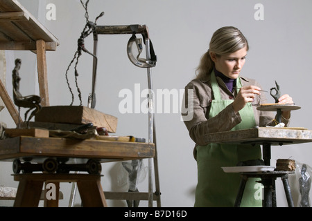 Une jeune femme travaillant dans un studio d'art Banque D'Images