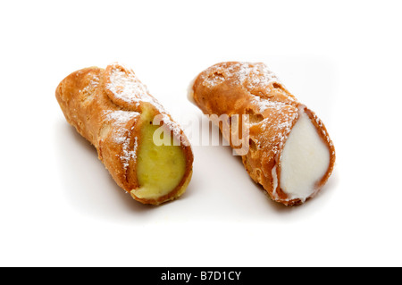 Pâtisserie traditionnelle sicilienne sur fond blanc Banque D'Images