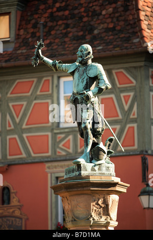 FONTAINE DANS LE CENTRE VILLE DE COLMAR ALSACE Banque D'Images