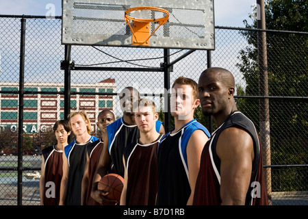 Sept joueurs de basket-ball dans une rangée Banque D'Images