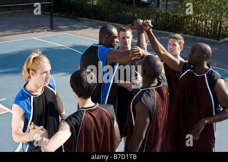 Deux équipes de joueurs de basket-ball shaking hands Banque D'Images