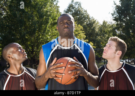 Trois joueurs de basket-ball, dans une rangée Banque D'Images