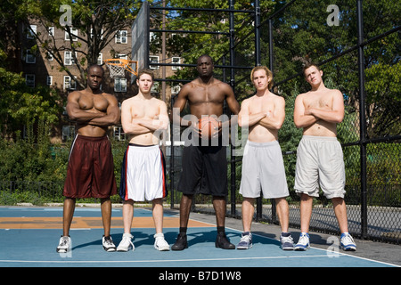 Cinq joueurs de basket-ball, dans une rangée Banque D'Images