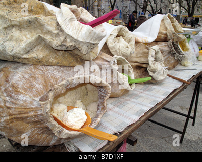 Sir de mjesine salé du fromage et guéri dans la peau fraîche d'une chèvre ou une brebis est de la Bosnie et Herzégovine Banque D'Images