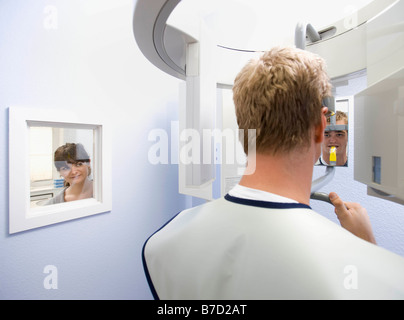 Patient dentaire à rayons x ayant pris Banque D'Images