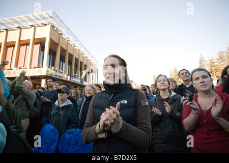 Une foule d'étudiants, professeurs, membres du personnel et les résidents des communautés avoisinantes regarder l'investiture de Barack Obama. Banque D'Images